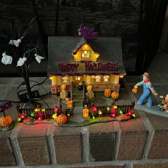 SOLD!!! Dept 56 Halloween "1031 Trick or Treat Drive" Retired - Picture 5 of 17